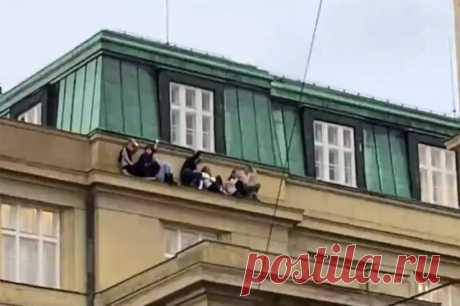 Открывшего стрельбу в Праге мужчину подозревают в убийстве еще двух человек. Жертвами стрелка могли стать молодой мужчина и его двухмесячная дочь, убитые 15 декабря в парке на окраине Праги.