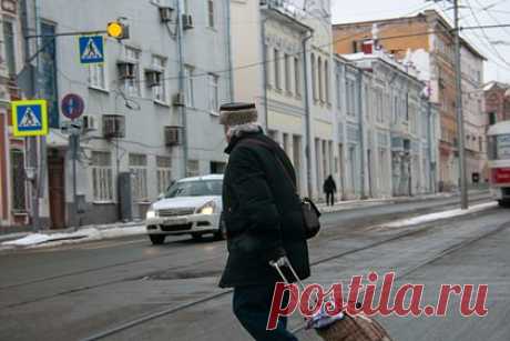 Cамозанятых научили отстаивать право на выплаты по уходу за пожилыми. В Социальном фонде России (СФР) регулярно отказывают самозанятым и индивидуальным предпринимателям в выплатах по уходу за пожилыми людьми и инвалидами. Это происходит потому, что у сотрудников территориальных отделений просто нет инструкций на такой случай. Юристы рассказали, кто на самом деле имеет право на поддержку.