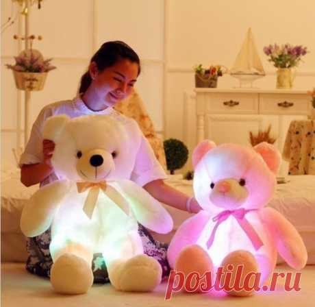 ПРИВЕТ! Я СВЕТЯЩИЙСЯ ПЛЮШЕВЫЙ МИШКА! 🐻😌 👉 🎁Стану отличным подарком для вашего малыша 👶, растоплю сердце любой девушки❤. 👏Включаюсь и выключаюсь по хлопку 💡Свечусь разными цветами 😻Играю музыку, если меня подключить к смартфону или MP3-плееру 💜Я мягенький, пушистый, и сделан из безопасных материалов 💥 Работаю от пальчиковых батареек Мне уже не терпится поскорей обнять вас и порадовать своими чудесами! 🎀 Пожалуйста, заберите меня вот тут 👉