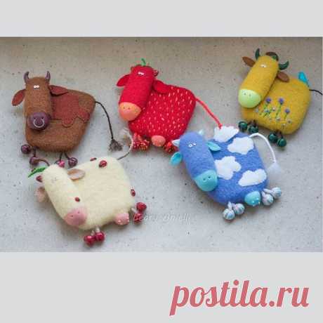 Коровки добрались к хозяйке, теперь можно выложить всю компанию.:) Общее фото делалось второпях, так что шерстинки предлагаю тактично не заметить.:)) Перед отправкой, разумеется, все было тщательно вычищено. #корова #бык #валяние #валяниеизшерсти #полимернаяглина #клубника #облако #ручнаяработа #красный #синий #коричневый #cow #handmade #felting #felt #polymerclay #strawberry #cloud #red #blue #braun #magnet #магнит #фетр