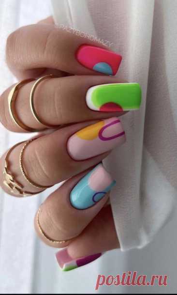 Яркий дизайн ногтей подходит для яркого солнечного лета...