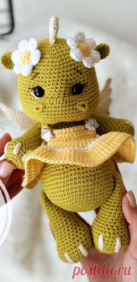 PDF Дракоша крючком. FREE crochet pattern; Аmigurumi toy patterns. Амигуруми схемы и описания на русском. Вязаные игрушки и поделки своими руками #amimore - девочка дракон в платье, дракончик из обычной пряжи, динозавр, динозаврик.