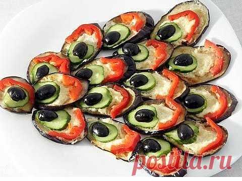Маслины — 10-15 штук 
Масло растительное (0,5 стак. для соуса + 0,5 стак. для жарки) — 1 стак. 
Молоко (для соуса) — 1/4 стак. 
Горчица (для соуса) — одна чайная ложка 
Уксус (яблочный для соуса) — одна чайная ложка 
Сахар (для соуса) — одна чайная ложка 
Соль (для соуса) — 0,5 чайные ложки
Сыр (Российский для соуса) — 100 грамм 
Чеснок — 5 зуб.

Способ приготовления:

Баклажаны моем и режем тоненько чуть наискосок - овальчиками. 
Ломтики баклажан обильно солим и оставляем...