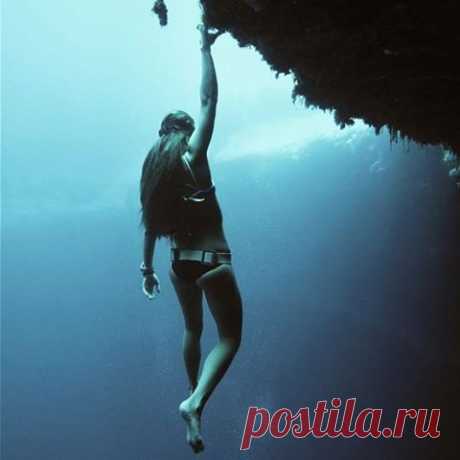 Photo Of The Week: &quot;Hanging&quot; in Deans Blue Hole by @johnnydeep110. Model: @sofigomezu ‪#‎deeperblue‬ ‪#‎freediving‬