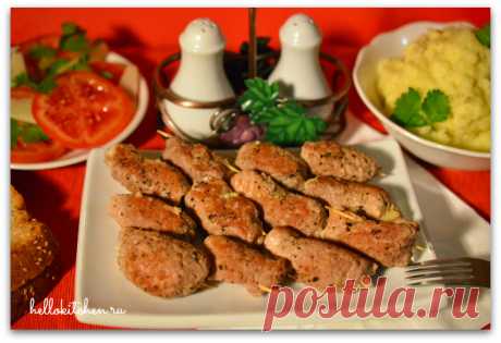 Рецепт сочного и нежного мясного рулета. Блюдо выходит очень вкусно.