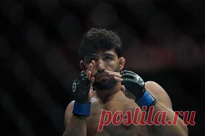 Российский боец нокаутировал американца в главном бою турнира UFC. Российский боец смешанного стиля (ММА) Арман Царукян досрочно победил американца Бенеила Дариуша в главном бою турнира Абсолютного бойцовского чемпионата (UFC) в Остине — штат Техас, США. У 27-летнего Царукяна на счету теперь 21 победа в 24 профессиональных поединках. 34‑летний Дариуш одержал 22 победы.