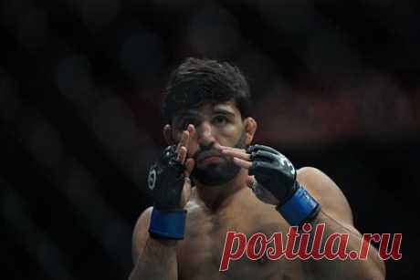 Российский боец нокаутировал американца в главном бою турнира UFC. Российский боец смешанного стиля (ММА) Арман Царукян досрочно победил американца Бенеила Дариуша в главном бою турнира Абсолютного бойцовского чемпионата (UFC) в Остине — штат Техас, США. У 27-летнего Царукяна на счету теперь 21 победа в 24 профессиональных поединках. 34‑летний Дариуш одержал 22 победы.
