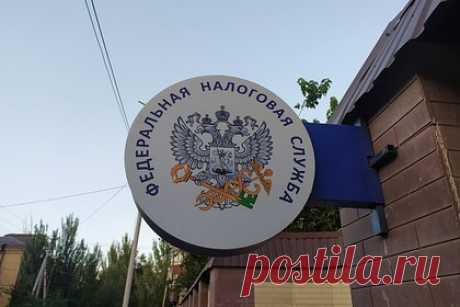 Сборы налогов в России резко упали. Налоговые сборы в сентябре этого года составили 2,4 триллиона рублей, что в 1,7 раза меньше мартовского показателя. Весной из-за сверхдоходов на фоне высоких цен на нефть и газ налоговые поступления в российский бюджет оказались рекордными, потом они начали падать. В сентябре их объем стал сопоставим с 2021 годом.