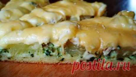 Невероятно вкусная пицца на сковороде с курицей и ананасами Пицца на сковороде получается невероятно вкусная, сочная и ароматная. Тонкое тесто, хрустящая корочка, много начинки и сыра. В моей семье такую пиццу очень любят, так как готовится она очень быстро и просто, начинку можно использовать любую, а результатом Вы всегда будете довольны!