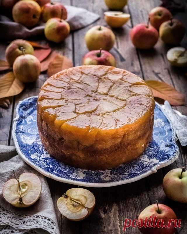 ​Шарлотка с обжаренными яблоками — Вкусно!