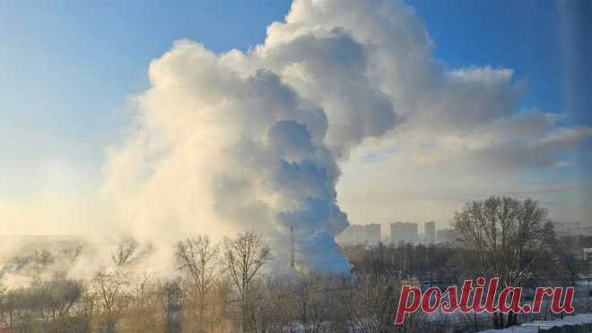 В Кемерове прорвало магистральный теплопровод. В Кемерове прорвало магистральный теплопровод. Об этом сообщает местный Telegram-канал "Кемерово с огоньком". ЧП привело к появлению в небе над местом происшествия крупного облака пара, которое успели запечатлеть на камеру ...