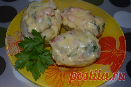 Картофель, фаршированный копченой курицей и овощами, под сыром в мультиварке.