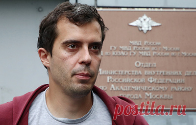 Главред The Insider сообщил, что остался свидетелем после допроса по делу о клевете. Роман Доброхотов рассказал, что отказался отвечать на большинство вопросов следователя