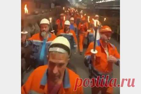 Факельное шествие рабочих на заводе в Германии попало на видео. На металлургическом заводе Vallourec в Германии состоялось факельное шествие в связи с закрытием предприятия. Компания объявила о закрытии немецких производственных площадок в мае 2022 года. Руководство предприятия объяснило это тем, что ему не удалось найти надежного покупателя для активов.