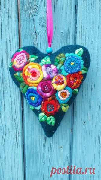 Felt Heart, Hand embroidery, Gift, For Mom, Wife, Grandma or Girlfriend. The magical felt heart sparkling heart is held in petol, burgundy,orange, blue, yellow and green. One side is beautifully embroidered with wool. Very nice as a window or wall decoration. The heart has been made by hand and lots of love. Its a great and unique gift for everyone as