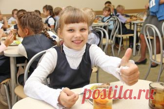 В саду эта каша — хит! Повариха варит с запасом: дети выпрашивают добавку, а родители — рецепт. Эту кашу помнят все, кто ходил в детский сад или отдыхал в отечественных лагерях и санаториях. Что ни говори — любимейшая каша из детства! Моя бабушка, повар с 50-летним стажем, рассказывала, что рис …