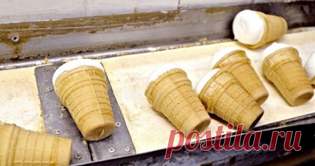 Рецепт домашнего мороженого со вкусом советского пломбира.  ИНГРЕДИЕНТЫ

2 ст. сахара 1 л молока 100 г сливочного масла 1 ч. л. крахмала5 яичных желтков
ПРИГОТОВЛЕНИЕ
1. Подогрей молоко и опусти в него сливочное масло. Доведи до кипения.
2. В другой емкости с…