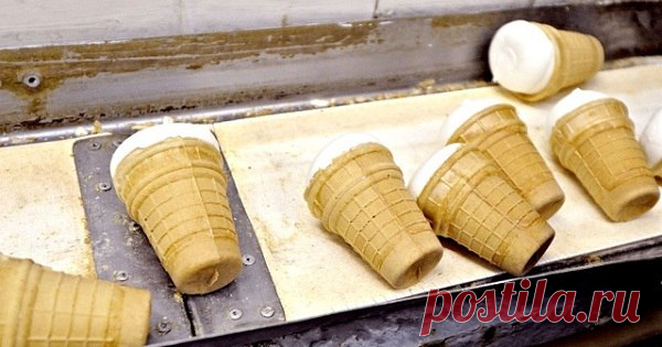 Рецепт домашнего мороженого со вкусом советского пломбира.  ИНГРЕДИЕНТЫ

2 ст. сахара 1 л молока 100 г сливочного масла 1 ч. л. крахмала5 яичных желтков
ПРИГОТОВЛЕНИЕ
1. Подогрей молоко и опусти в него сливочное масло. Доведи до кипения.
2. В другой емкости с…