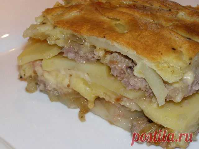 Запеканка из картофеля и мясного фарша.