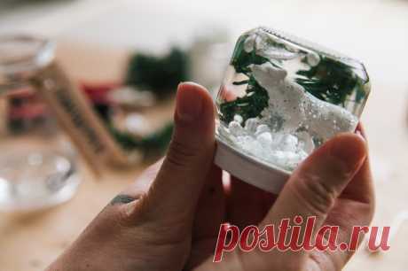 DIY: Как сделать волшебный шар со снегом своими руками Рождественский подарок тому, кто часто бывает в командировках и вынужденно встречает этот Новый год в стране без снега