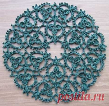 АЖУРНАЯ САЛФЕТКА 
#вязаниекрючком #салфеткакрючком

Начинаем с 6 в.п., замкнутых в круг. 
1р: в.п., 12 ст б/н, 

2р: в.п., ст б/н, 2 ст б/н в один,2 ст б/н, * 6 в.п., 10 в.п. , соед.петля в 10-ю в.п. от крючка — получается первое кольцо трилистника — обвязываем его : ст б/н, ст, 10 ст с/н, ст, ст б/н; далее вяжем второе кольцо, верхнее, — 10 в.п., соед.петля в 10-ю в.п. от крючка и обвязываем так же, как первое кольцо, затем вяжем третье — последнее, точно так же, как перв...