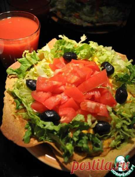 Традиционный мексиканский пирог Taco Pie из чечевицы, мяса и овощей