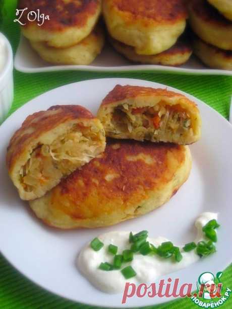 Жареные картофельные пирожки с квашеной капустой