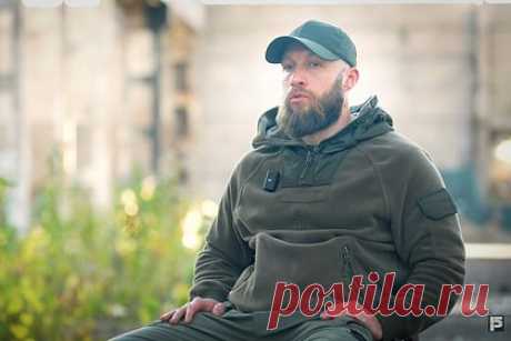 Боец ВСУ заподозрил сослуживцев в сливе информации. В рядах Вооруженных сил Украины (ВСУ) есть люди, которые собирают информацию и куда-то ее передают. В этом сослуживцев заподозрил замкомандира 3-й штурмовой бригады ВСУ Максим Жорин. По его словам, информаторы могут передавать данные как российской стороне, так и украинским спецслужбам.