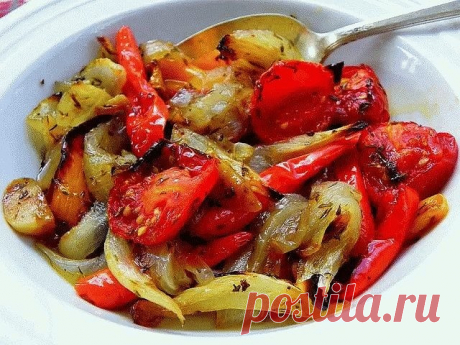 Овощи, запечённые в маринаде, невероятно вкусно и необычно! 

Получаются они просто божественно вкусными. И всегда съедаются полностью, сколько бы вы их не приготовили. Овощи в духовке сами по себе вкусные, но с нашим маринадом они получаются потрясающими. 

Ингредиенты:

болгарский перец 1 шт.
кабачок 1 шт.
баклажан 1 шт.
луковица 1 шт.
чеснок 3 зубчика
уксус 9% 1 ст. ложка
соевый соус 2 ст. ложки
растительное масло 4 ст. ложки

Приготовление:

Чеснок очищаем и выдавливае...