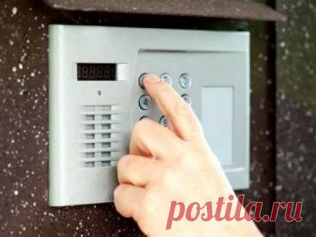 Как открыть домофон без ключа известных производителей Никто не задумывался, почему мы теряем или забываем дома квартирные ключи? Происходит это не по причине забывчивости, а «благодаря» постоянно ускоряющемуся ритму жизни. Опаздываем на работу, после на обед, потом домой… а подходя к подъезду понимаем, что ключа нет, родственники вернутся нескоро, и это снова потеря драгоценного времени. У соседки-старушки остался запасной комплект, но домофоном она не пользуется, а в под...