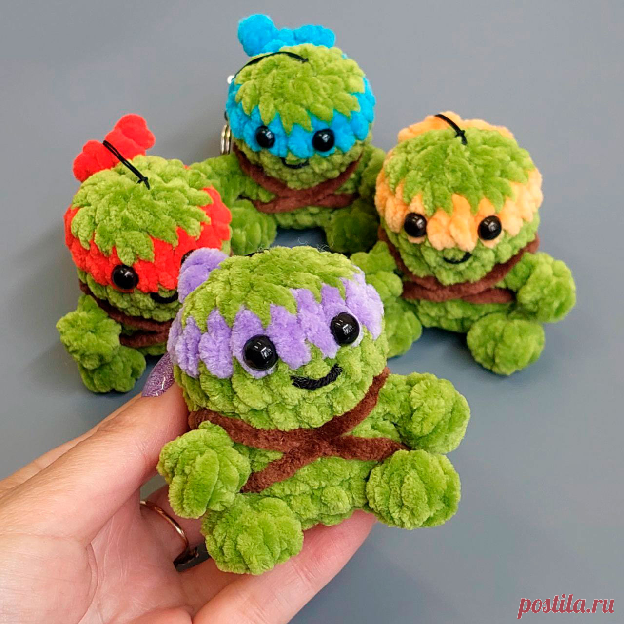 PDF Черепашка Ниндзя крючком. FREE crochet pattern; Аmigurumi toy patterns. Амигуруми схемы и описания на русском. Вязаные игрушки и поделки своими руками #amimore - плюшевая черепаха из детского мультфильма, маленькая черепашка ниндзя из плюшевой пряжи.