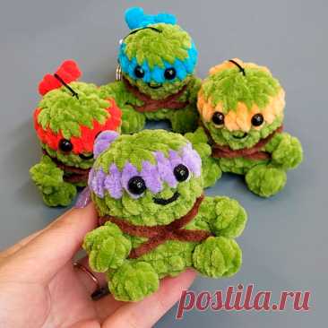 PDF Черепашка Ниндзя крючком. FREE crochet pattern; Аmigurumi toy patterns. Амигуруми схемы и описания на русском. Вязаные игрушки и поделки своими руками #amimore - плюшевая черепаха из детского мультфильма, маленькая черепашка ниндзя из плюшевой пряжи.