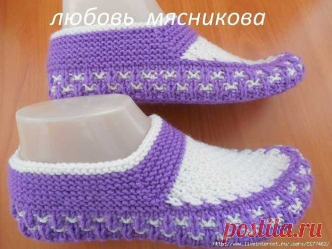 ​Удобные тапочки Удобные тапочки Автор Любовь Мясникова.Набрать 55 петель.Условные обозначения:оц — основной цвет нити, дц — дополнительный цвет нити, сн — снять, зр — нить за работой, пр — нить перед работойПроцесс:1-4 ряд резинка 1/1 оц. 2 ряда...