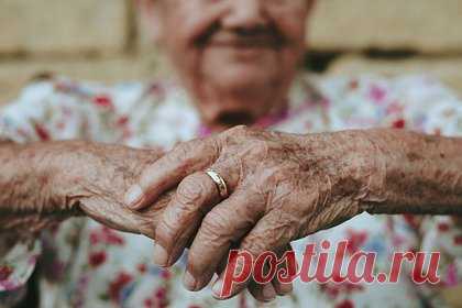 95-летняя именинница выпила игристого вина и станцевала с голым мужчиной. В Великобритании 95-летняя постоялица дома престарелых получила в подарок на день рождения голого официанта. Во время вечеринки, на которой присутствовали дочь и подруга долгожительницы, их обслуживал молодой мужчина по имени Мэтт, одетый только в трусы-боксеры. Его пригласила администрация пансионата.