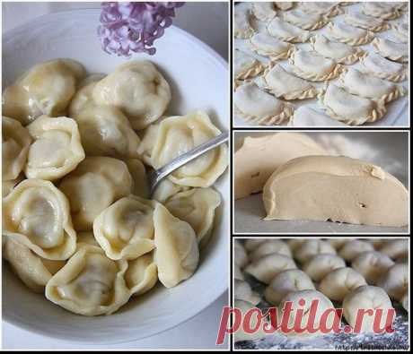 Вкуснейшее универсальное заварное тесто для вареников, пельменей, поз, чебуреков...
Это не тесто, а просто песня! Нежное, эластичное, податливое, приятное в работе и очень вкусное! Что пельмени, что вареники или чебуреки всегда с ним получаются просто изумительные. А еще из него можно приготовить вкуснейшие манты, позы, пироги и слоеные лепешки.
Ингредиенты:
-1 яйцо
-соль
-3 стакана муки
-1 ст.л. растительного масла
-1 стакан кипятка
Приготовление:
К яйцу добавляем соль и взбиваем вилкой.
Зат
