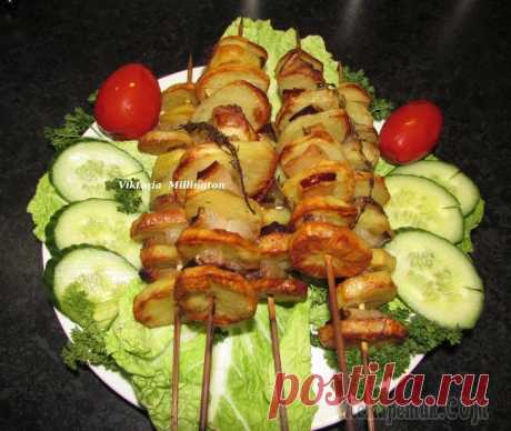 Шашлык из картошки с салом, приготовленные в духовке, угощайтесь!