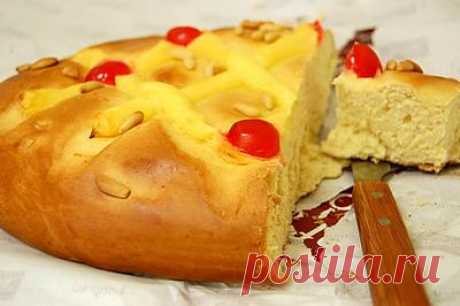 Пирог «Кока Сан Хуан» (Coca de San Joan) 

Ингредиенты: мука: 400 грамм, молоко: ¼ чашки, сахар: 100 грамм, сосновые или кедровые орешки: 50 грамм, спрессованные дрожжи: 25 грамм, яйцо: 4 штуки, масло: 50 грамм, засаха