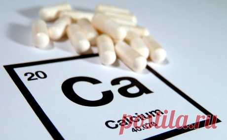 Кальций (Ca, Calcium) | Кухня Кухня Кальций был открыт в 1808 году Хэмфри Дэви, который путём электролиза гашеной извести и оксида ртути получил амальгаму кальция, в результате процесса выгонки ртути из которой и остался металл,