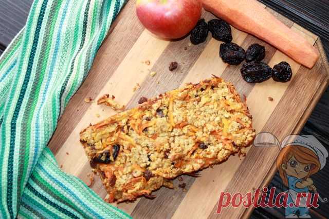 Морковный пирог с орехами: сухофрукты, яблоко, овсяные хлопья Морковный пирог с орехами. Сочетание овощей, фруктов и сухофруктов мегавкусное и невероятно аппетитное. Вместо муки – овсяные хлопья, что позволяет включить десерт в рацион и тем, кто ищет безглютеновые лакомства.