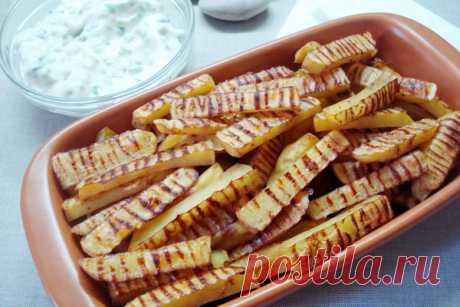 Картофель фри без грамма масла (в духовке) Кто же откажется похрустеть ароматными палочками картофеля фри перед телевизором? А если эта картошечка на самом деле ещё и не обжаривалась в масле, то ценность её возрастает в разы! Предлагаем вам оригинальный рецепт приготовления ароматных и хрустящих картофельных палочек, напоминающих картофель фри. Разница заключается в том, что эти палочки абсолютно не содержат жира. Замаскированные под