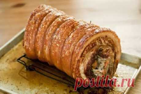 Пряный рулет из свинины, который получается невероятно вкусным, сочным и аппетитным Поркетта — едва ли не самое распространенное блюдо итальянской кухни. Для тех, кто не в курсе, поркетта — это пряный рулет из свинины, запеченный до румяной корочки в духовке. На родине пикантное блюдо готовят как дома, так на разнообразных ярмарках, фестивалях уличной еды и не только...