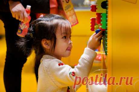 Lego решила сделать гендерно-нейтральный конструктор. Компания Lego решила запустить производство гендерно-нейтрального конструктора для детей. Мировой производитель игрушек объявил, что будет работать над устранением гендерных стереотипов в своих продуктах. Компания решила отказаться от обозначений «для девочек» и «для мальчиков» на товарах.