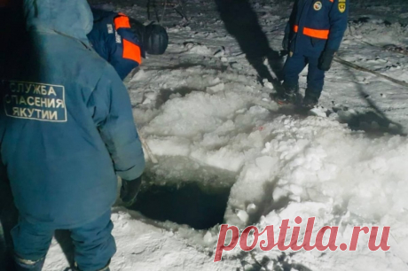 В Якутии нашли тело одного из мужчин, провалившихся под лед неделю назад. Поиски второго человека продолжаются.