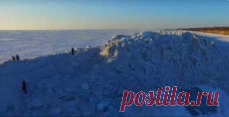 Сила ветра создала длинную и высокую ледяную стену, которая простирается на десятки километров на краю озера Синкай, пограничного озера между Россией и Китаем в провинции Хэйлунцзян