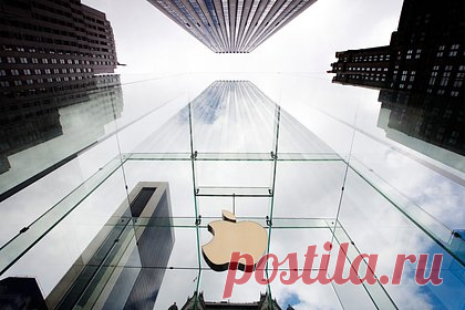 Появился первый обзор очков дополненной реальности Apple. Главный редактор IT-портала The Verge Нилай Патель одним из первых ознакомился с очками дополненной реальности Apple. Нилай Патель признался, что два 4К-экрана показались ему очень яркими и четкими: мужчина комфортно мог читать текст в браузере Safari. Также ему удалось посмотреть «Аватар» в 3D.