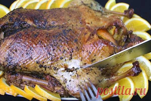 Гусь запеченный в духовке в рукаве кусочками. Гусь в духовке в рукаве кусочками. Что положить на противень чтобы не пригорел гусь. Тушёный гусь кусочками в рукаве. Гусь кусочками запеченный в духовке.