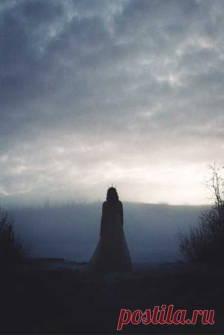 #alchemy_beautiful

Если встретить первый рассвет месяца, заглянуть ему в лицо, увидеть, как он зарождается, этот месяц — получишь ещё немного жизненной энергии, ещё каплю волшебства, ещё минуточку чуда. Ещё лучик солнца. Ещё один. Ещё одна заря нового месяца...
Мать Некромантов пила рассветную свежесть большими глотками, задыхаясь от счастья. Солнце всходило — ежедневное чудо. Мир просыпался, и в каждом мгновении была магия.

© Лена Тулинова, цикл «Ванильный некромант»