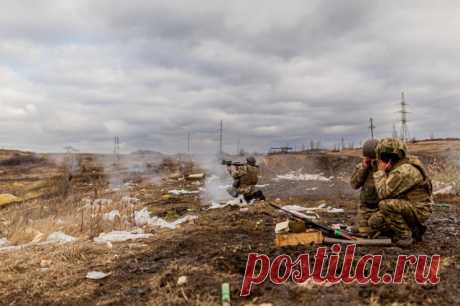 WSJ: ВСУ ищут снаряды в болотах из-за нехватки боеприпасов. Украинские военные ищут неразорвавшиеся снаряды РФ.
