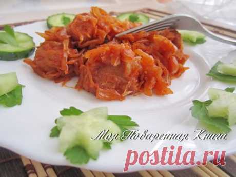 Тушеная капуста с мясом на сковороде.