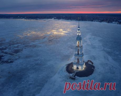 Морозный рассвет над Волгой и затопленной колокольней в Калязине.

© Фото: Игорь Аброски